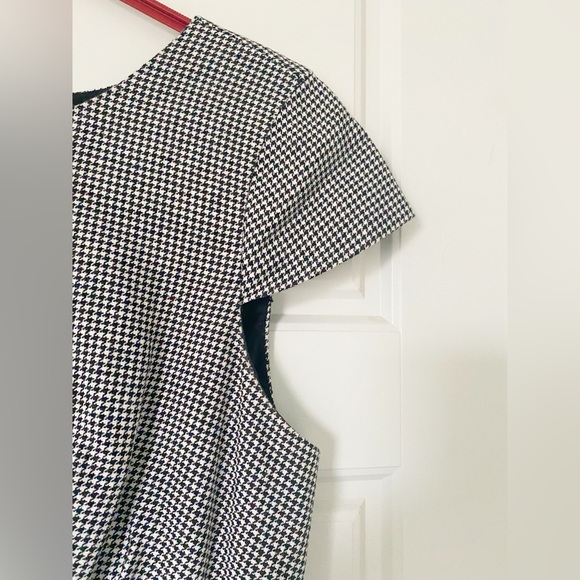 A beautiful linen dress that’s never been worn! Perfect for work or play. - Picture 6 of 7